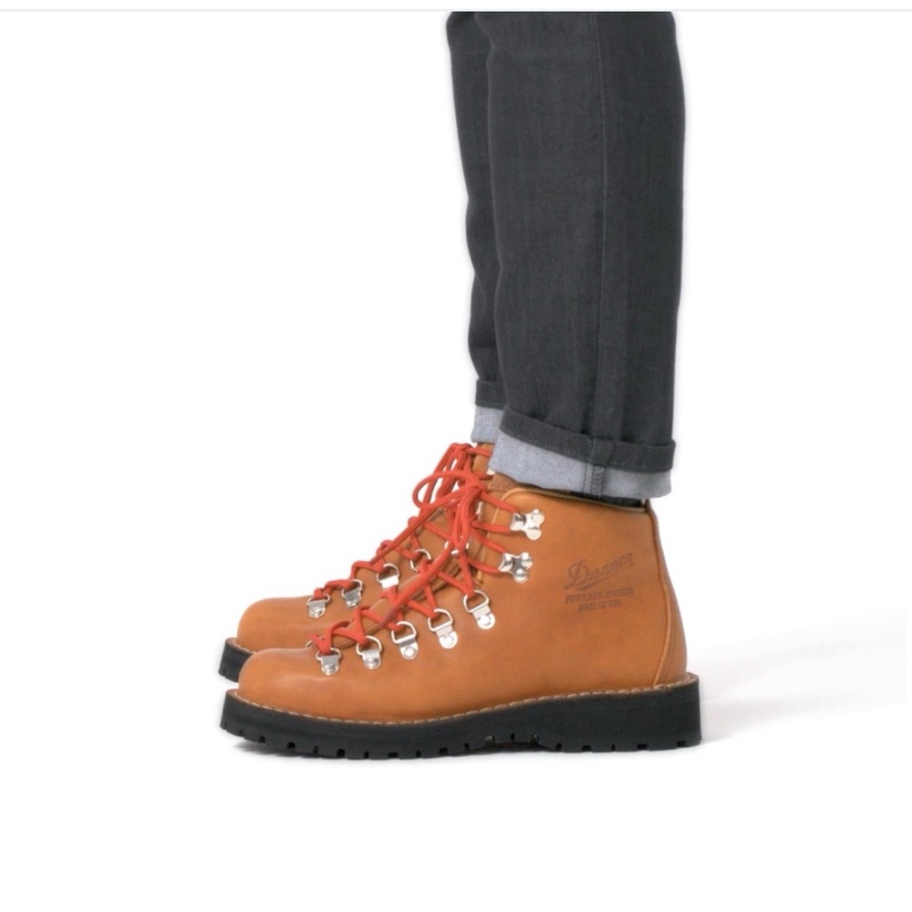 Danner Women’s Mountain Light 2 -NWT and spare laces
